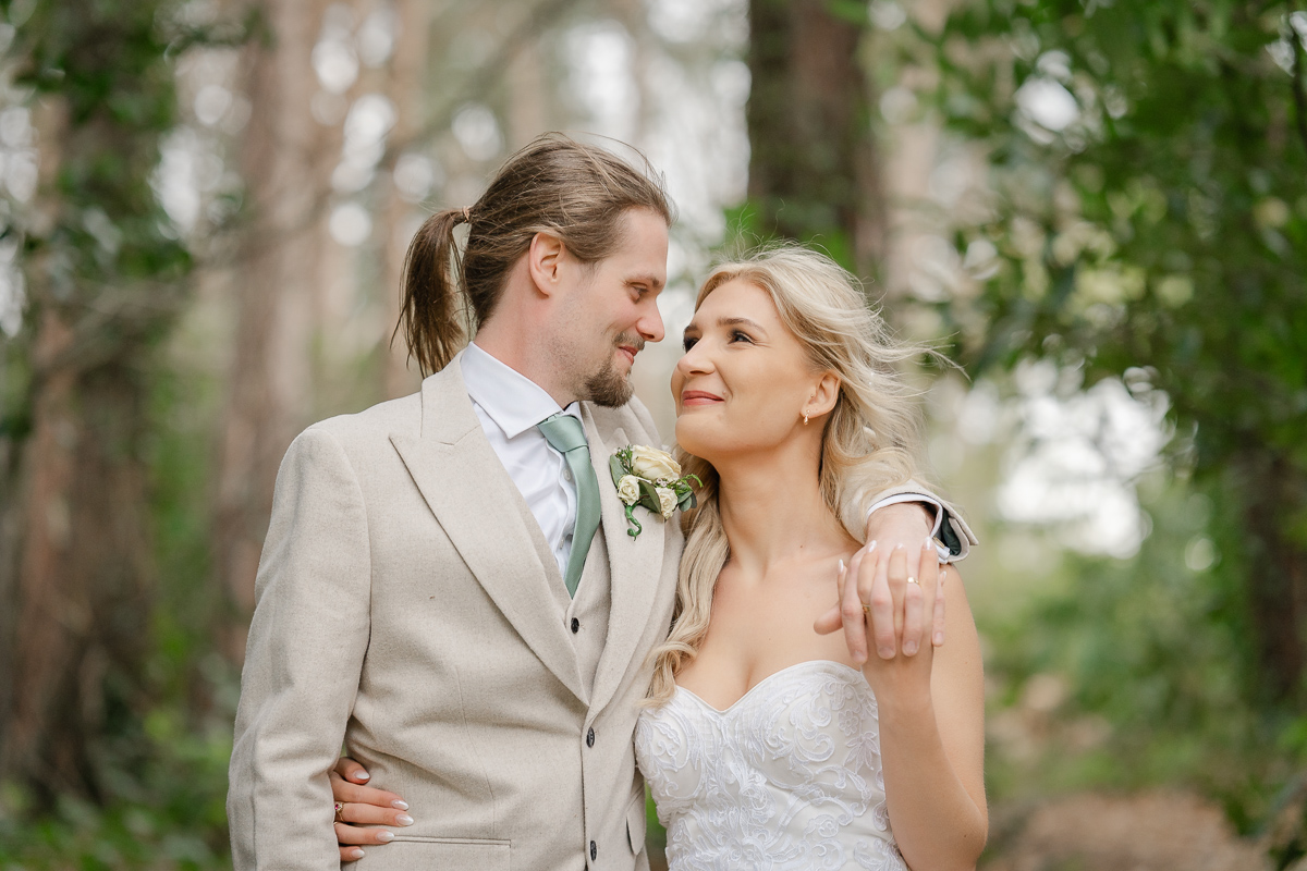 Natural light and greenery meets newlyweds