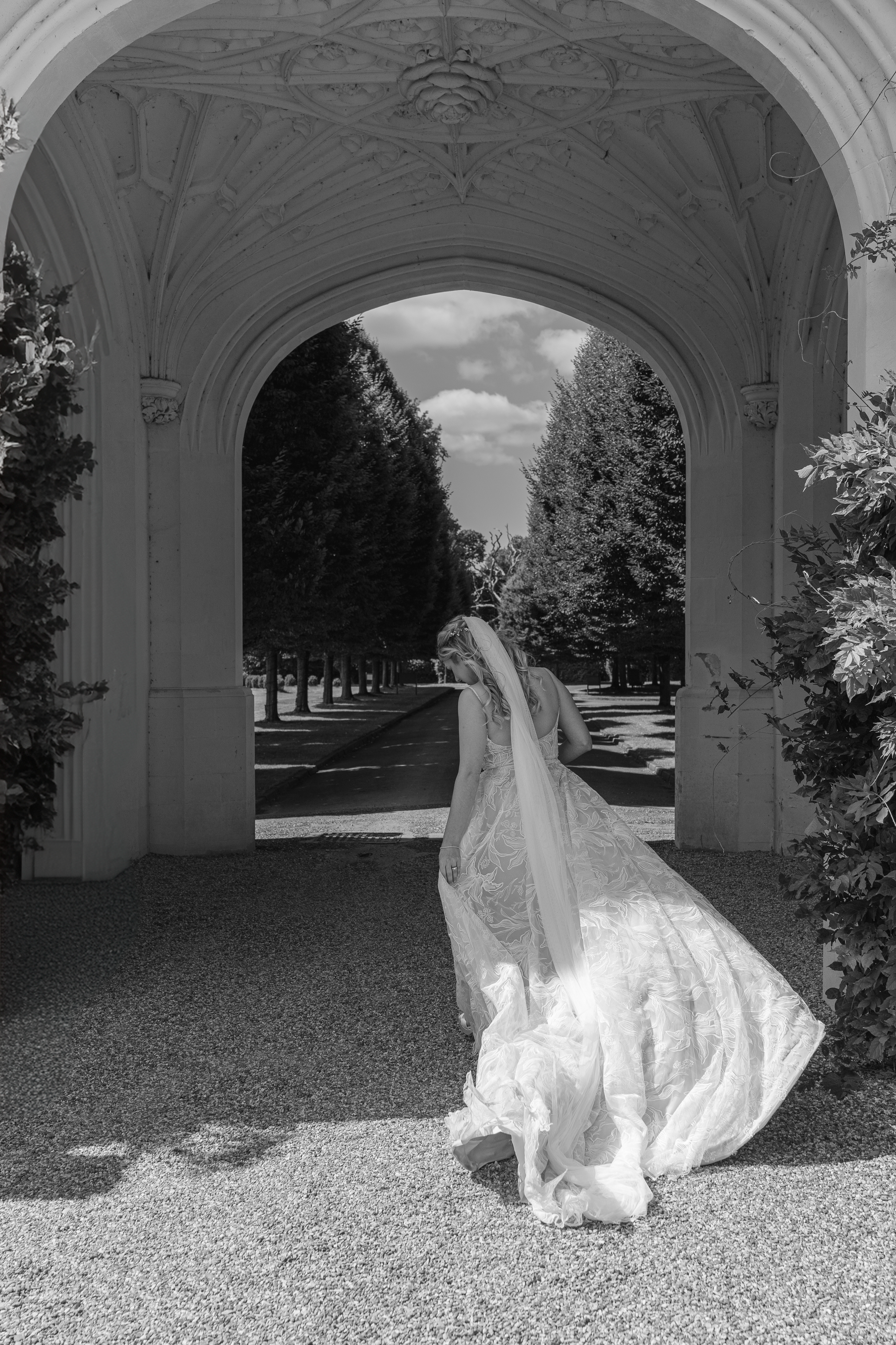 Timeless black and white of bride